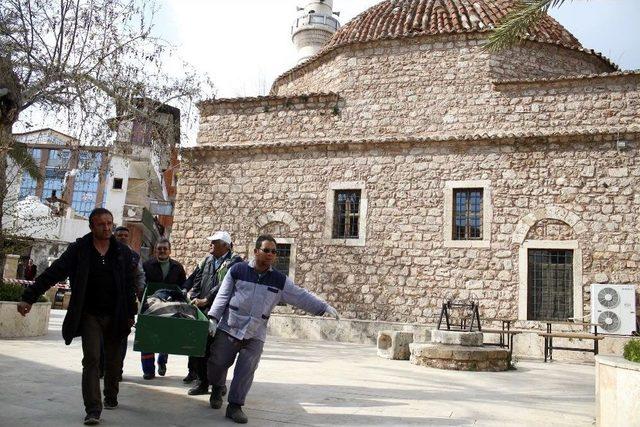 Sokakta Yaşayan Şahıs Cami Bahçesinde Öldü