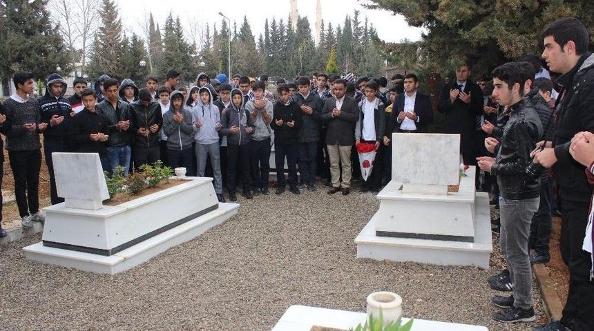 &Ouml;ğrenciler Şehitleri Andı