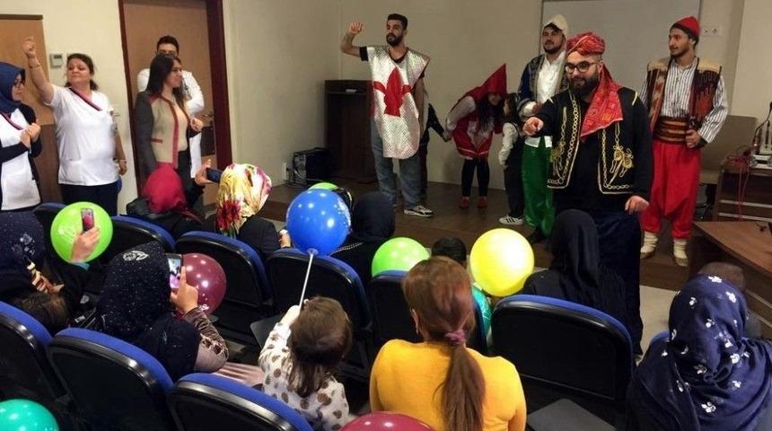 Hastanede Tedavi G&ouml;ren &Ccedil;ocuklar İ&ccedil;in Tiyatro D&uuml;zenlendi
