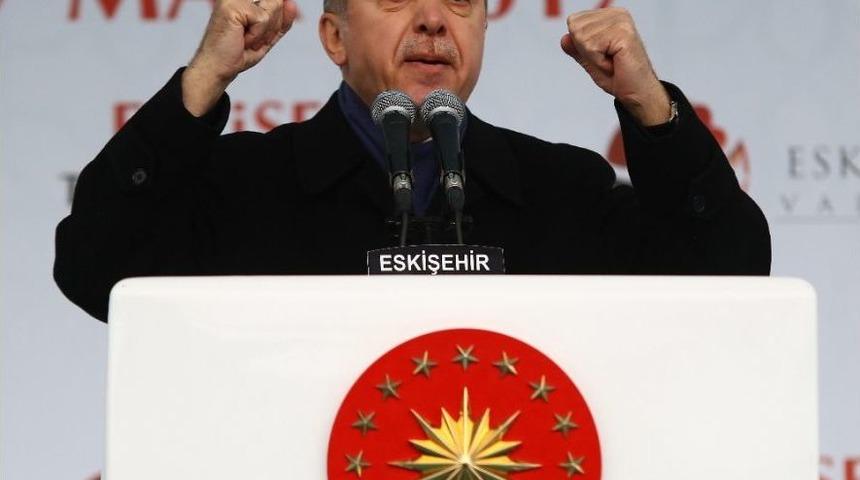 Cumhurbaşkanı Erdoğan, Kılıçdaroğlu’nun Radyo Programındaki Konuşmasını Meydandaki Kalabalığa Dinletti