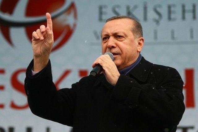 Cumhurbaşkanı Erdoğan, Kılıçdaroğlu’nun Radyo Programındaki Konuşmasını Meydandaki Kalabalığa Dinletti