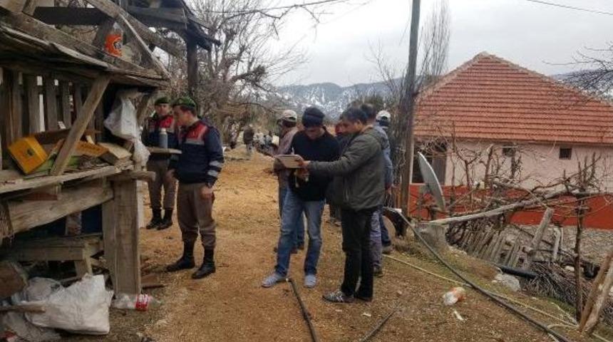 Kumluca'da 8 Ev Heyelandan Yıkıldı