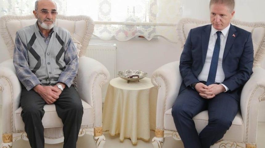 Vali G&uuml;l, Şehit Ailelerini Ziyaret Etti