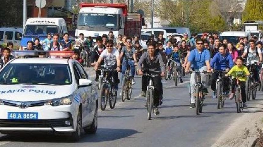 Deniz Zaferi Ve Şehitler I&ccedil;in Pedal &Ccedil;evirdiler