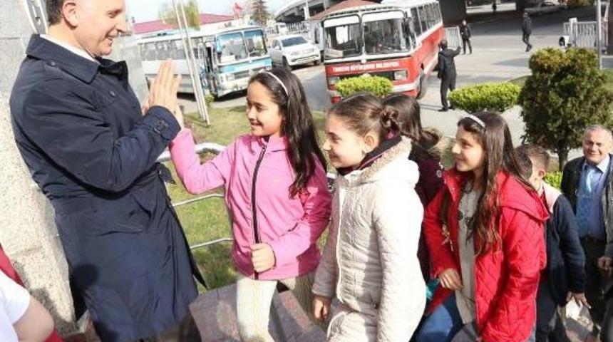 Trabzonspor Başkanı Usta, K&uuml;&ccedil;&uuml;k &Ouml;ğrencilerle Tiyatro Izledi