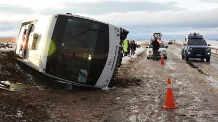 Cenazeden D&ouml;nenleri Taşıyan Midib&uuml;s Devrildi: 2 &Ouml;l&uuml;, 5 Yaralı
