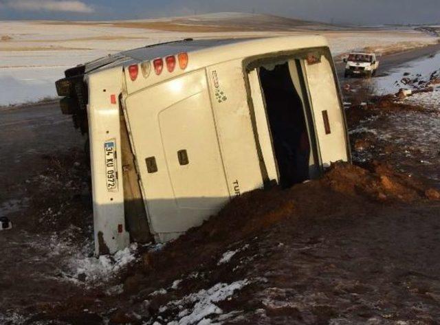 Cenazeden Dönenleri Taşıyan Midibüs Devrildi: 2 Ölü, 5 Yaralı