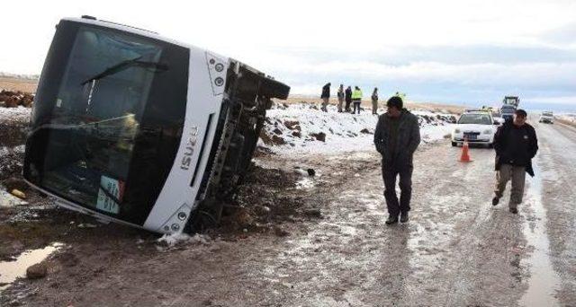 Cenazeden Dönenleri Taşıyan Midibüs Devrildi: 2 Ölü, 5 Yaralı