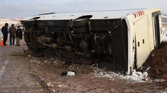 Cenazeden Dönenleri Taşıyan Midibüs Devrildi: 2 Ölü, 5 Yaralı