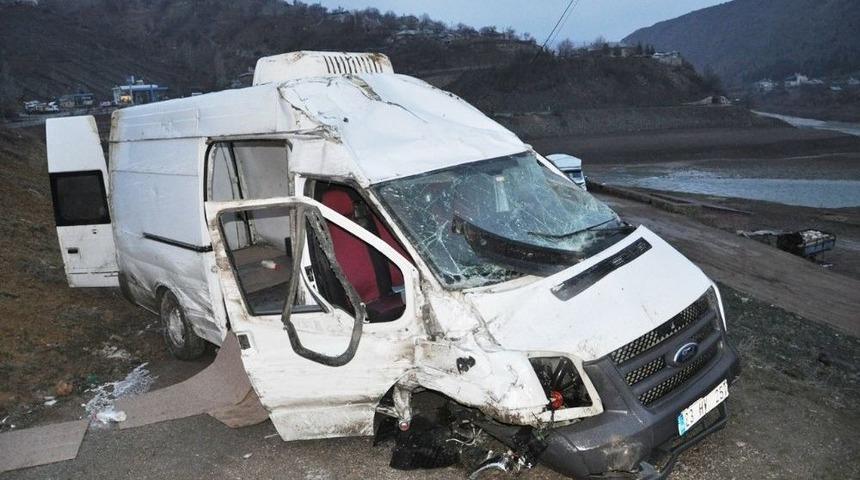 Tunceli&rsquo;de Minib&uuml;s Trafoya &Ccedil;arptı: 2 Yaralı
