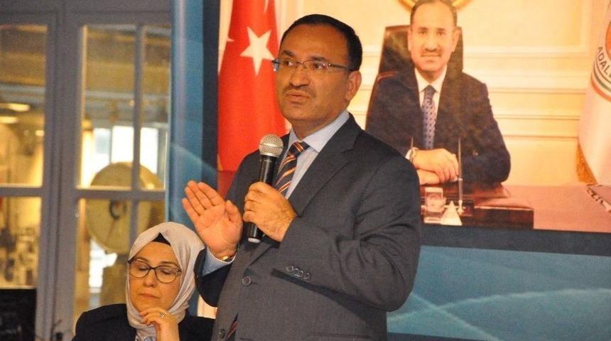 Adalet Bakanı Bekir Bozdağ, &Uuml;niversiteliler İle Bir Araya Geldi