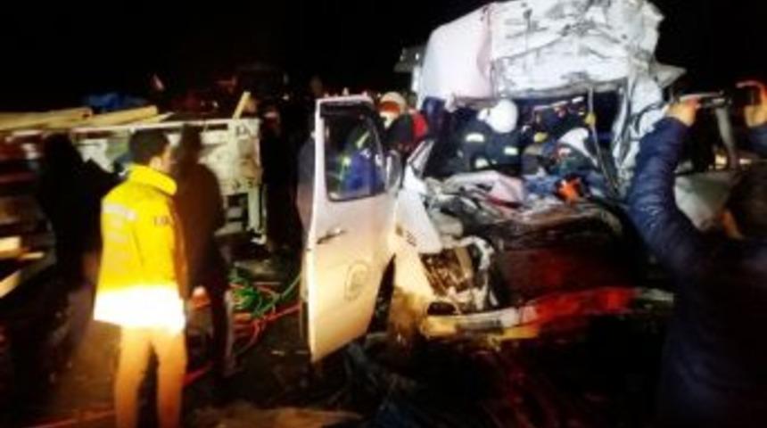 K&uuml;tahya&rsquo;da Zincirleme Kaza: 1 &Ouml;l&uuml;, 11 Yaralı