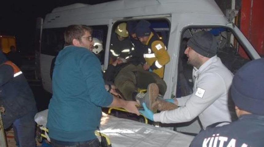 K&uuml;tahya'da Zincirleme Kaza: 2 &Ouml;l&uuml;, 13 Yaralı