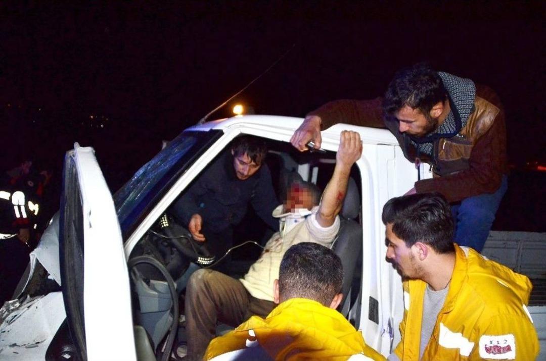 Kamyonet İle Minib&uuml;s Kafa Kafaya &Ccedil;arpıştı: 1 &Ouml;l&uuml;, 4 Yaralı