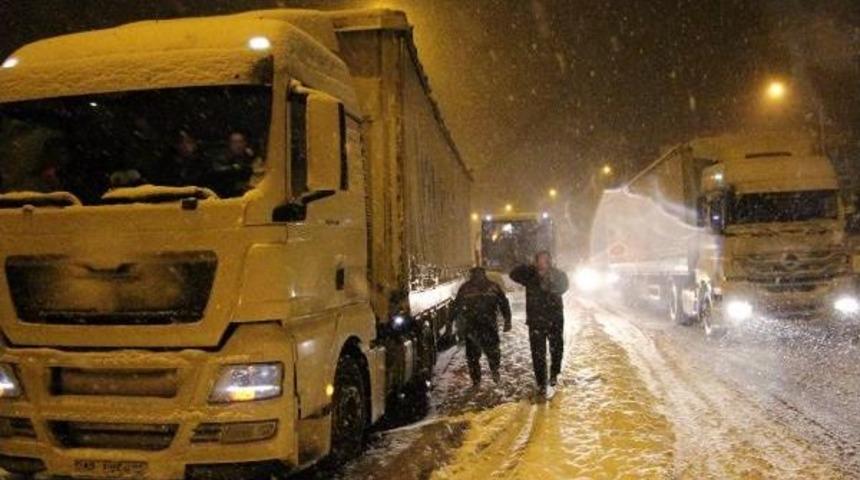Bolu Dağı'nda Kar Kazalara Yol A&ccedil;tı, Ulaşım Fel&ccedil; Oldu