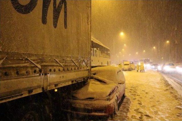 Bolu Dağı'nda Kar Kazalara Yol Açtı, Ulaşım Felç Oldu