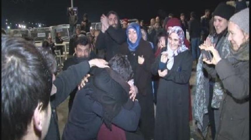 Tahliye Olan Hava Harp Okulu &Ouml;ğrencilerini Aileleri G&ouml;zyaşlarıyla Karşıladı