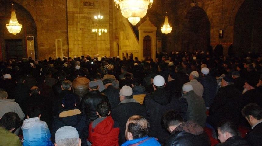 Vatandaşlar Sabah Namazında &Ccedil;anakkale Şehitleri İ&ccedil;in Dua Etti