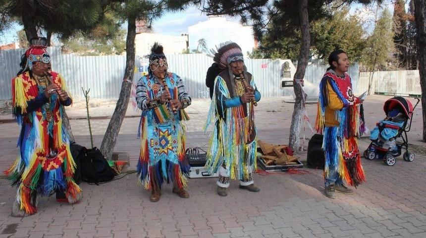 Kızılderililerin Mini Konseri Romanları Kızdırdı