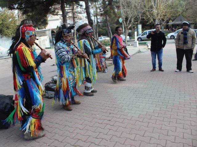 Kızılderililerin Mini Konseri Romanları Kızdırdı