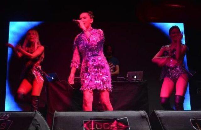 Demet Akalın'dan Bursa'da Konser