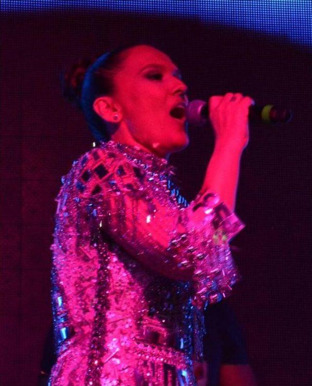 Demet Akalın'dan Bursa'da Konser