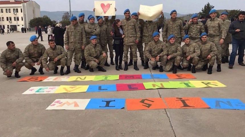 Komandodan, Marşla Evlilik Teklifi