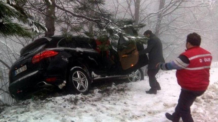 (&ouml;zel Haber) Karda Kayan Jeep Ağaca &Ccedil;arparak U&ccedil;uruma Yuvarlanmaktan Kurtuldu