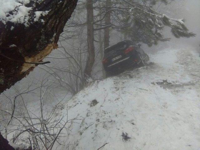 (özel Haber) Karda Kayan Jeep Ağaca Çarparak Uçuruma Yuvarlanmaktan Kurtuldu