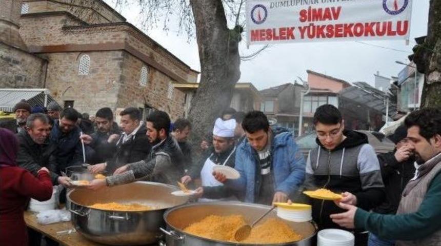 Üniversiteli Gençlerin Pilav Ve Hoşaf İkramı