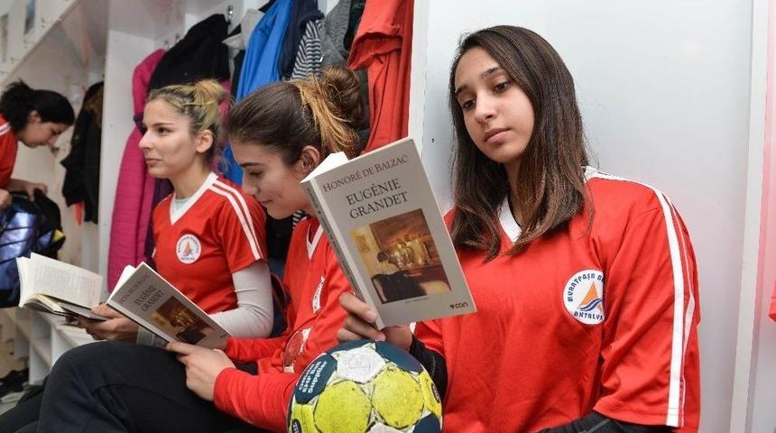 Başkan Uysal&rsquo;dan Hentbolculara Balzac Romanı