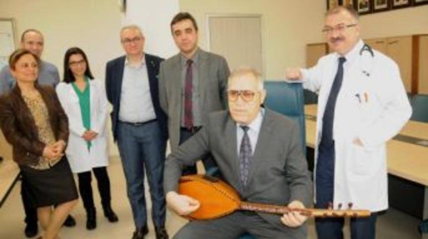 10 Yıl Tedavi G&ouml;rd&uuml;ğ&uuml; Hastane I&ccedil;in Sazlı S&ouml;zl&uuml; T&uuml;rk&uuml; Yaptı