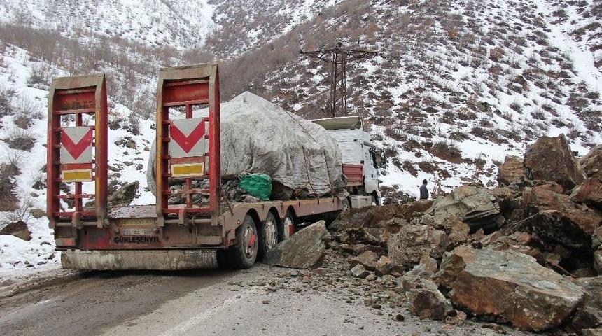 Şemdinli&rsquo;de Yola Kaya Par&ccedil;aları D&uuml;şt&uuml;