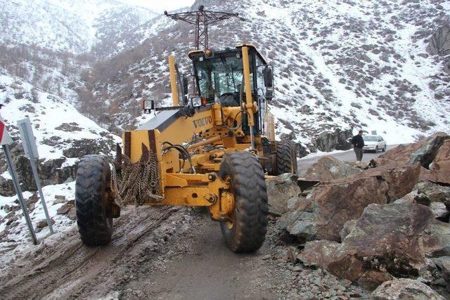 Şemdinli’de Yola Kaya Parçaları Düştü