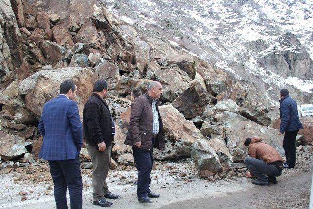 Şemdinli’de Yola Kaya Parçaları Düştü