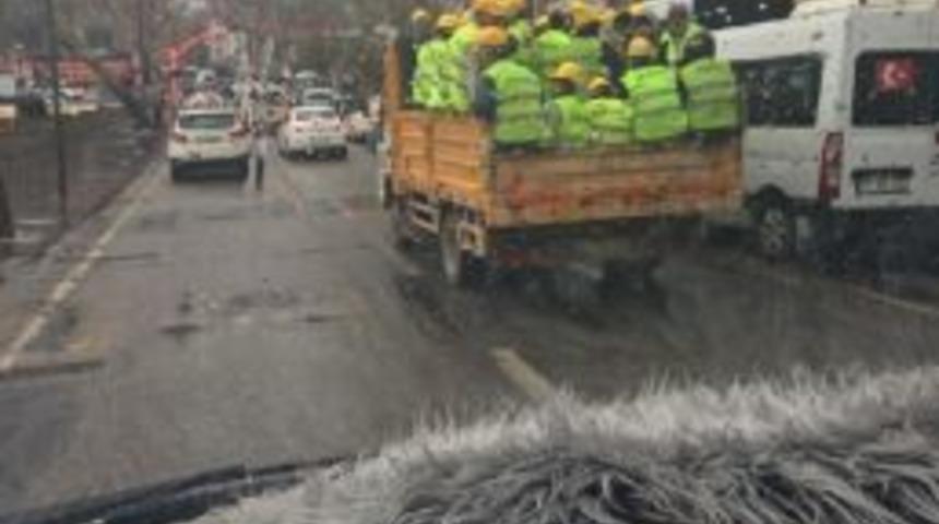 Kamyonet Kasasında Tehlikeli Yolculuk