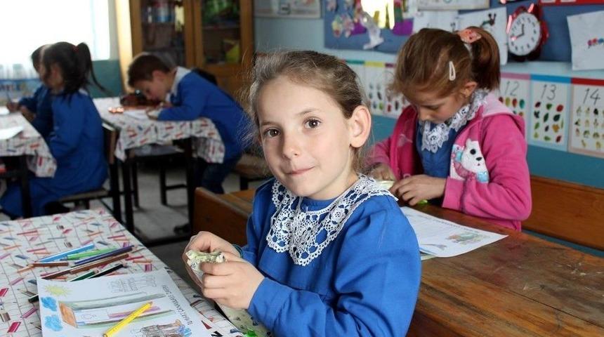 Y&uuml;zlerce Kırtasiye Seti &Ouml;ğrencilere Dağıtıldı