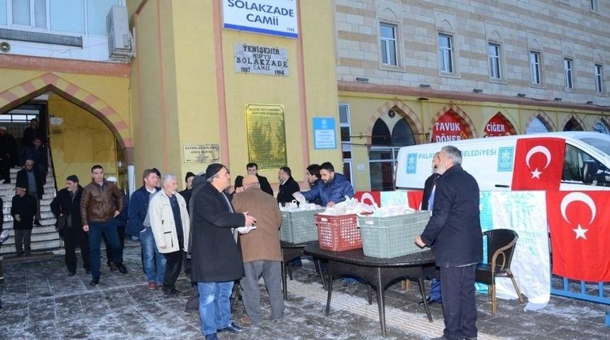 Paland&ouml;ken Belediyesi Sabah Namazına Gelen Vatandaşa Simit İkram Etti