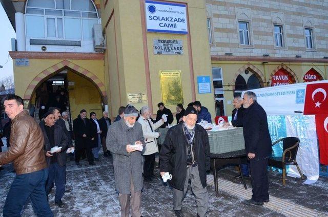 Palandöken Belediyesi Sabah Namazına Gelen Vatandaşa Simit İkram Etti