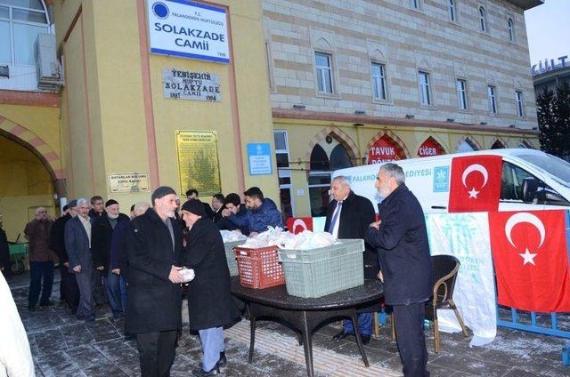 Palandöken Belediyesi Sabah Namazına Gelen Vatandaşa Simit İkram Etti