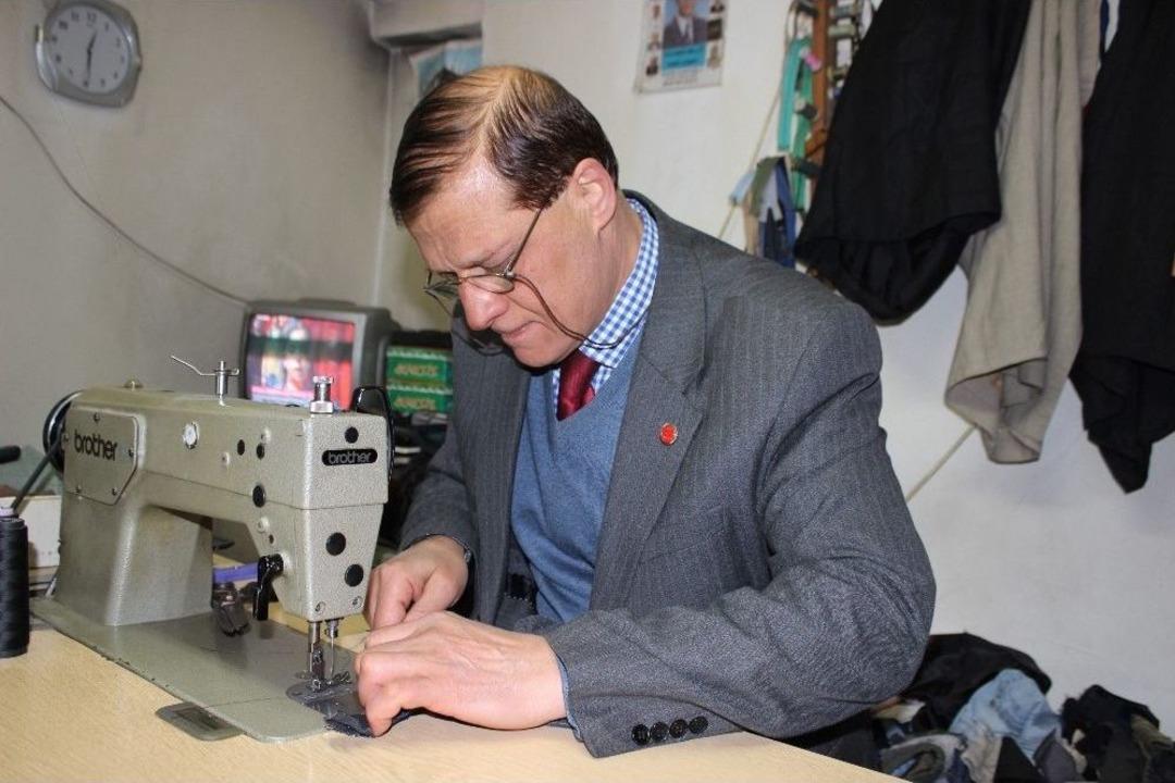 Hem Muhtar Hem Terzi Hem De Geri D&ouml;n&uuml;ş&uuml;mc&uuml;