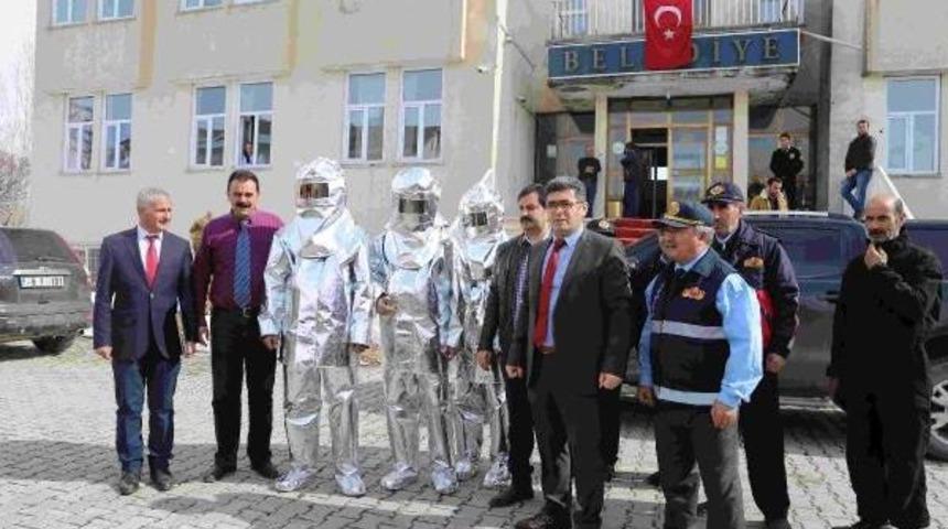 Kaymakam: Okey Oynayandan Yanmaz Elbiseli Itfaiyeciye Ge&ccedil;tik