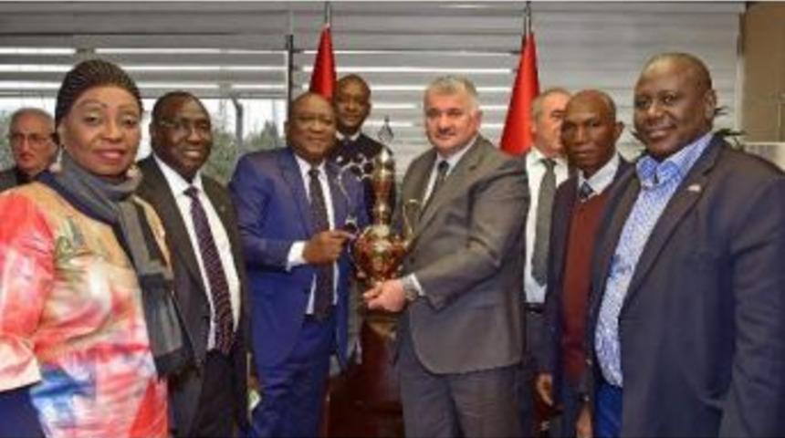 Gine Ulaştırma Bakanı, T&uuml;rk Hava Yolları Genel M&uuml;d&uuml;r&uuml; Bilal Ekşi&rsquo;Yi Ziyaret Etti