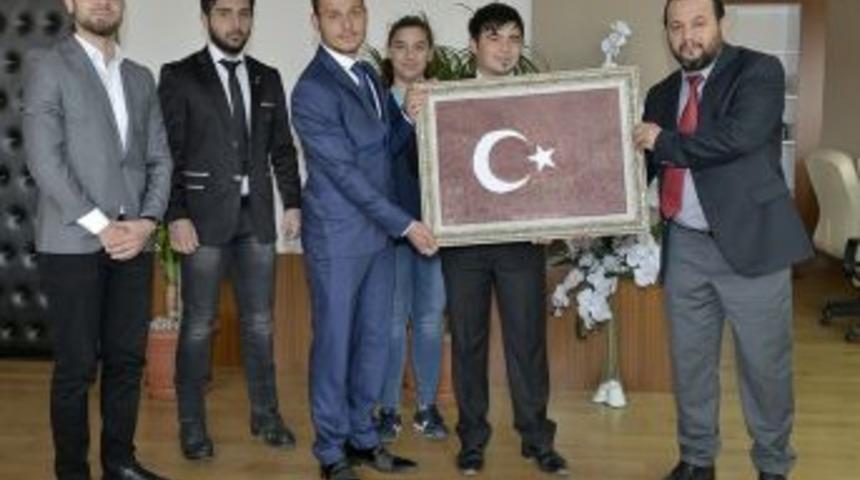 &Ouml;ğrenciler, Bir Damla Kanla Oluşan T&uuml;rk Bayrağı Portresini Rekt&ouml;r Akg&uuml;l&rsquo;e Hediye Etti
