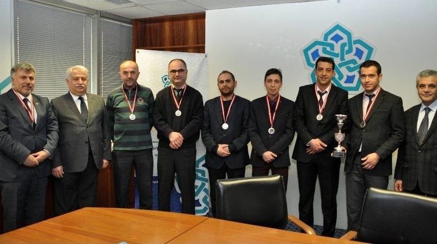 Ne&uuml; Sporcu &Ouml;ğrenci Ve Personelleri &Ouml;d&uuml;llendirildi