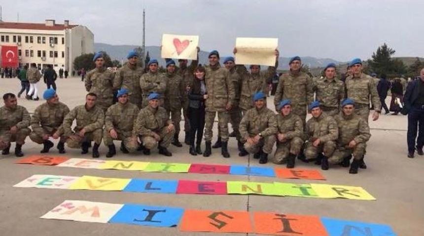 Komandodan Yemin T&ouml;reninde Evlilik Teklifi