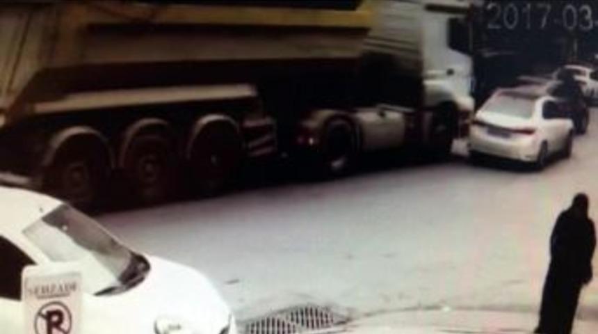 (&ouml;zel Haber) Hafriyat Kamyonu &Ouml;n&uuml;ne Kattığı Aracı Metrelerce S&uuml;r&uuml;kledi