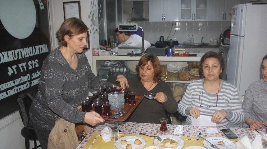 28 Yıldır M&uuml;cadele Ettiği Kansere Yenik D&uuml;şt&uuml;, &Ouml;l&uuml;m&uuml; 40 Yıllık Arkadaşlarını Bir Araya Getirdi