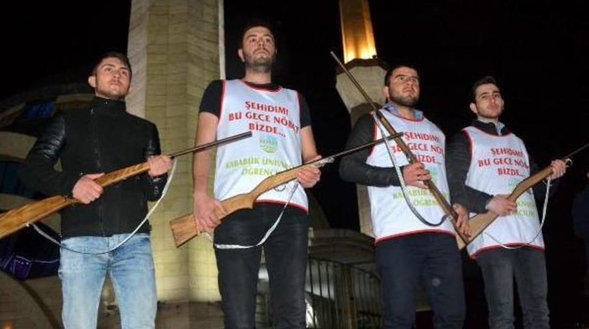 100 &Uuml;niversiteli Şehitler I&ccedil;in Sabaha Kadar N&ouml;bet Tuttu