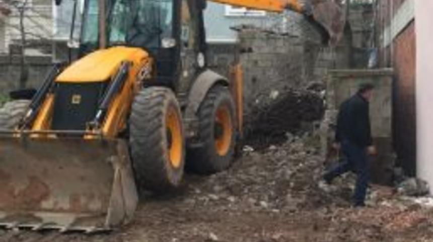 K&ouml;rfez&rsquo;de Metruk Binalar Yıkılıyor